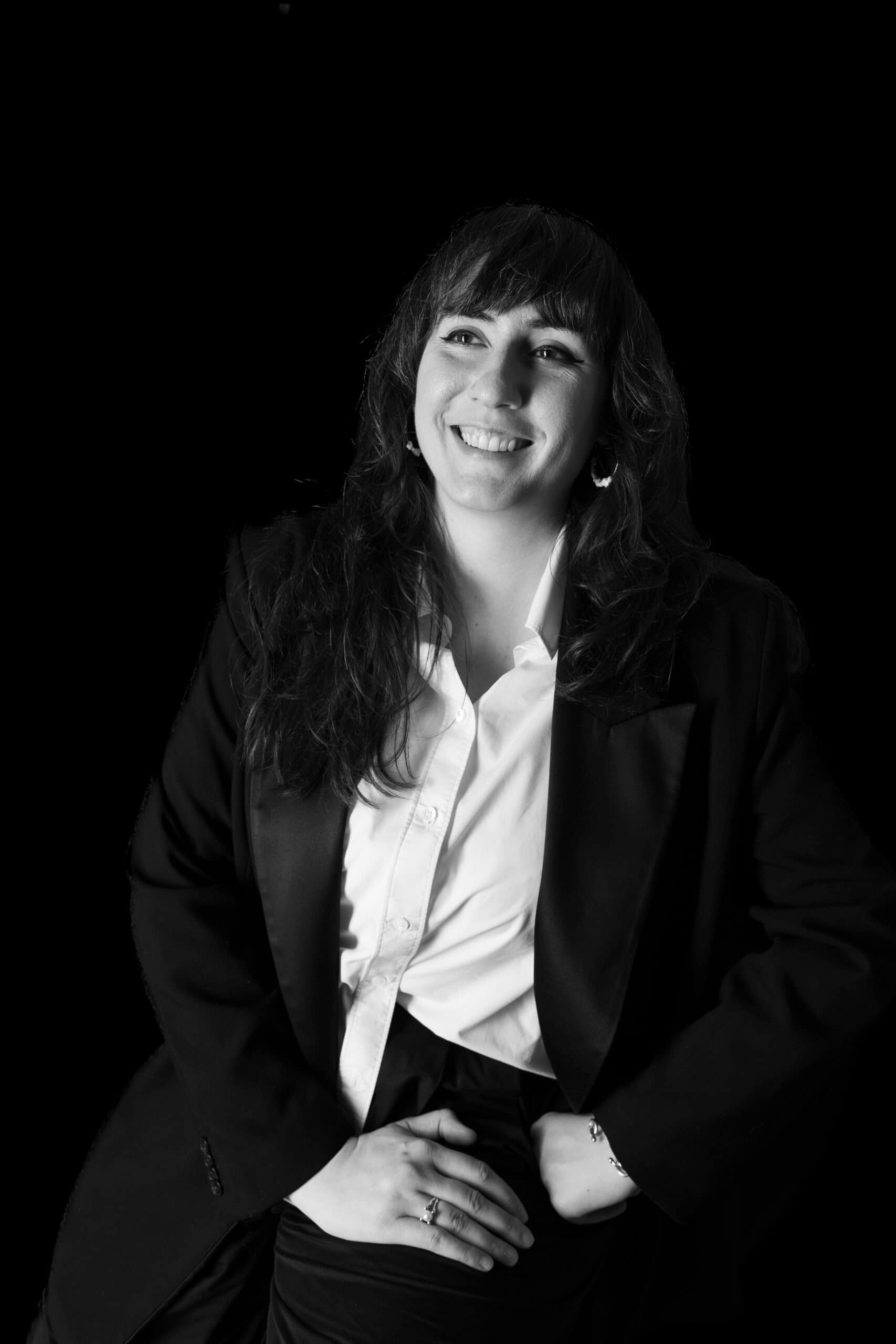 Portait noir et blanc de Camille Neis, consultante marketing et communication, experte en stratégie marketing, communication, content marketing et concepts creatifs de communication.
